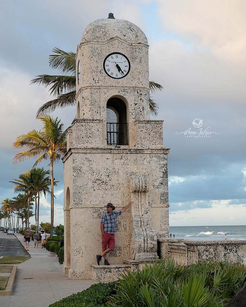 Homme devant le Clock Tower à Palm Beach, Floride