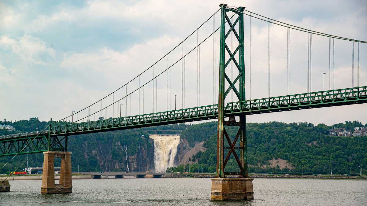 Pont de l'Île d'Orléans avec les chutes Montmorency en arrière plan.