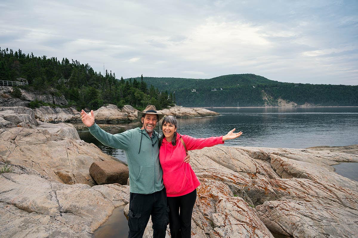 couple les bras ouverts Point de l'ïlet Tadoussac
