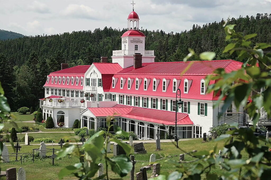 hôtle tadoussac avec son toit rouge