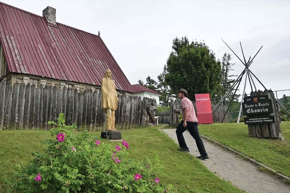 Homme marchant vers le Poste de traite Chauvin Tadoussac
