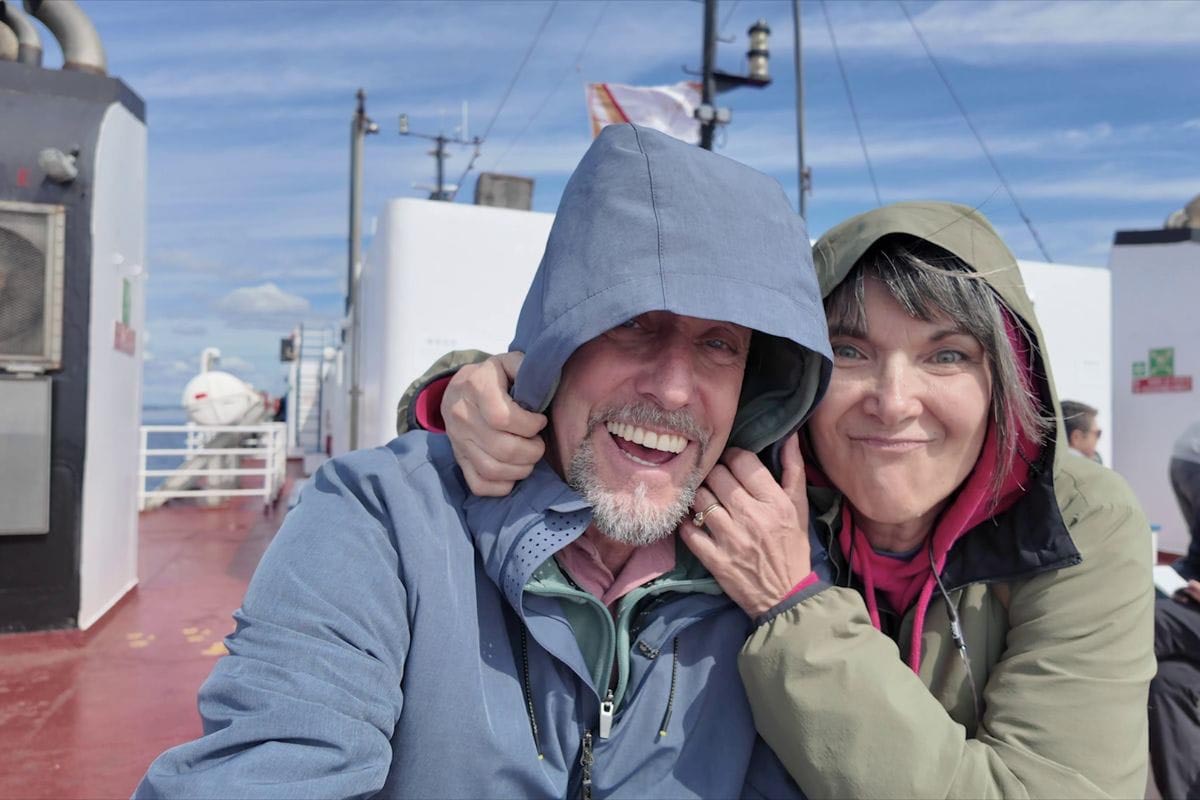 couple avec capuchon sur traversier