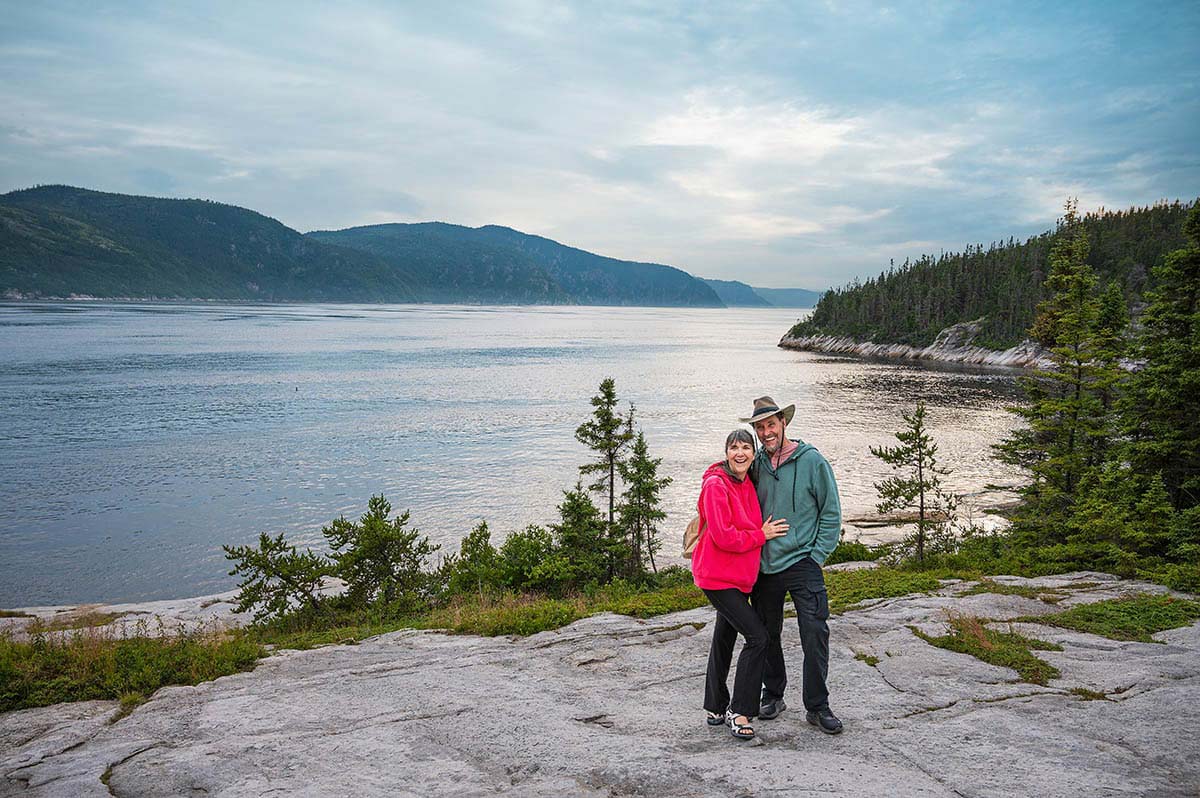 couple devant le Fjord du Saguenay Tadoussac