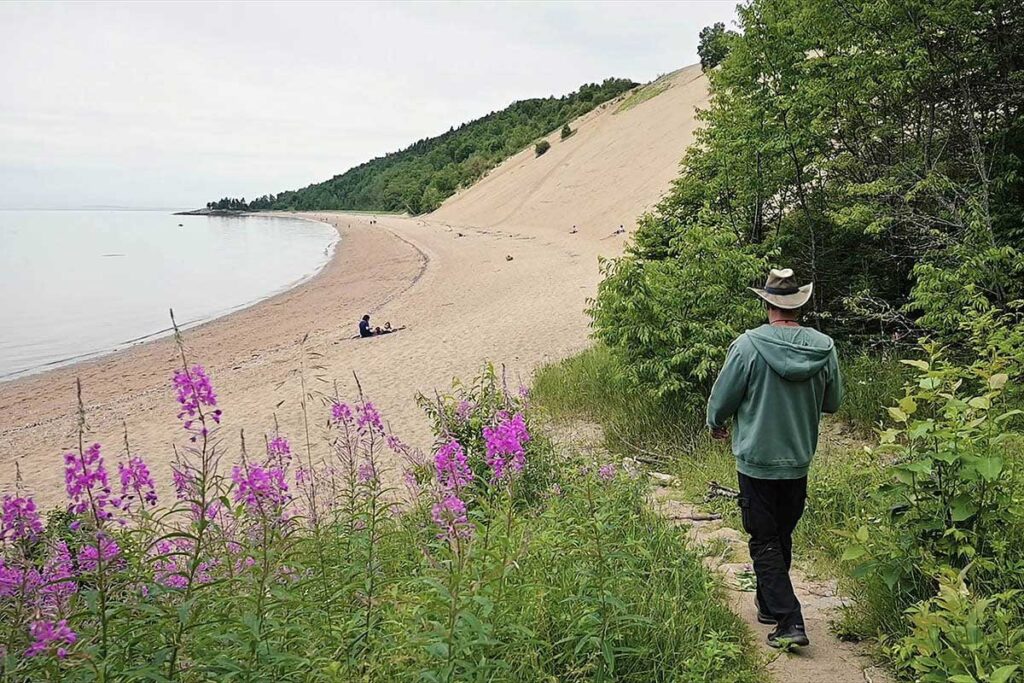 homme dans sentier de dune de tadoussac