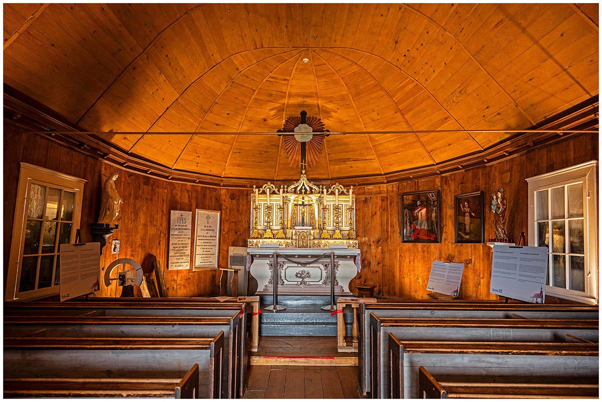 intérieur de la chapelle en bois de tadoussac