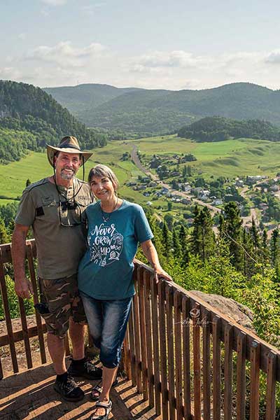 Couple sur belvédère à Sainte-Rose-du-Nord, Québec