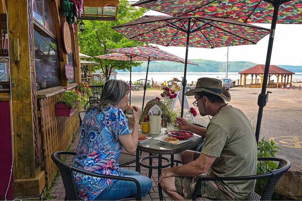 couple mange déjeuner avec vue sur fjord