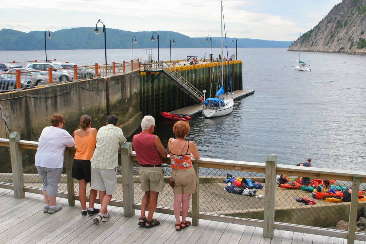 groupe de personne regardant le fjord