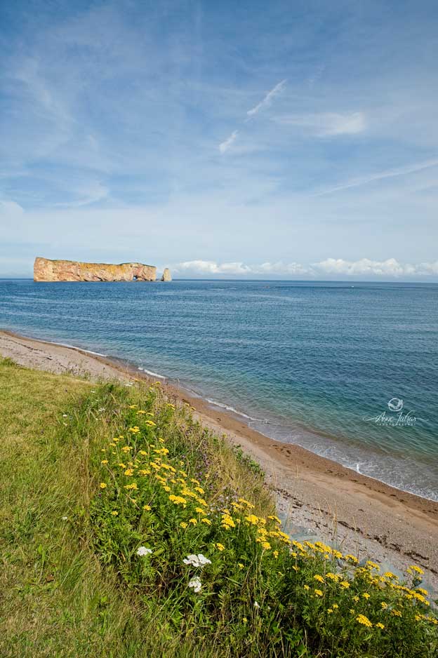 plage avec vue sur le Rocher Percé, Gaspésie