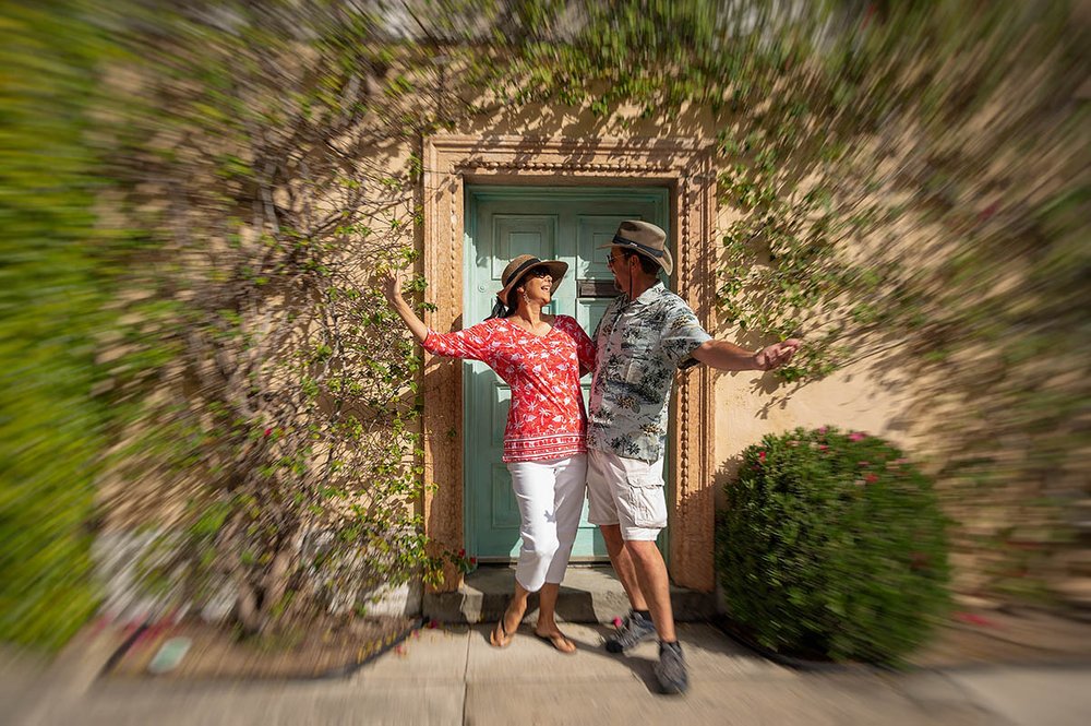 La fameuse porte péruvienne entourée de bougainvillier - Palm Beach, Floride