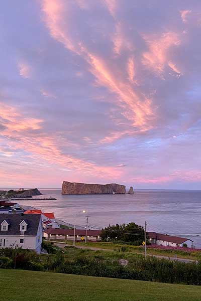 Coucher de soleil sur le Rocher Percé Gaspésie