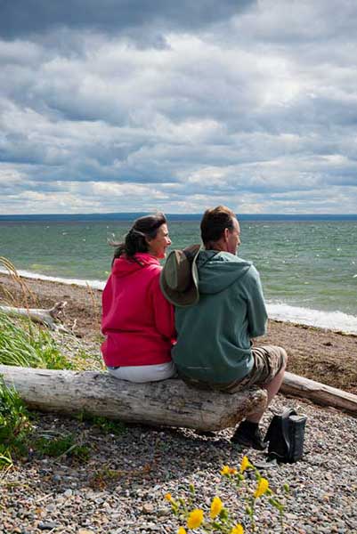 Couple assis devant la Baie des Chaleurs