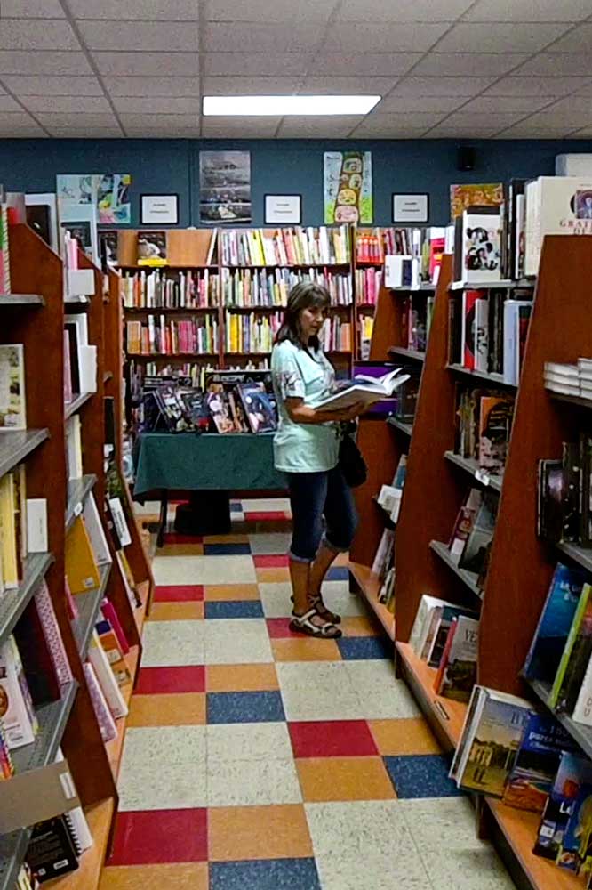 ersonne regarde livre, librairie GGC, Magog