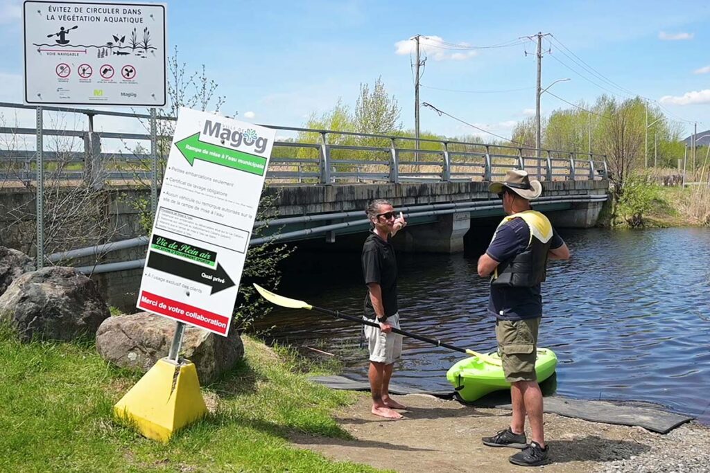 guide explique les consignes du kayak sur l'eau