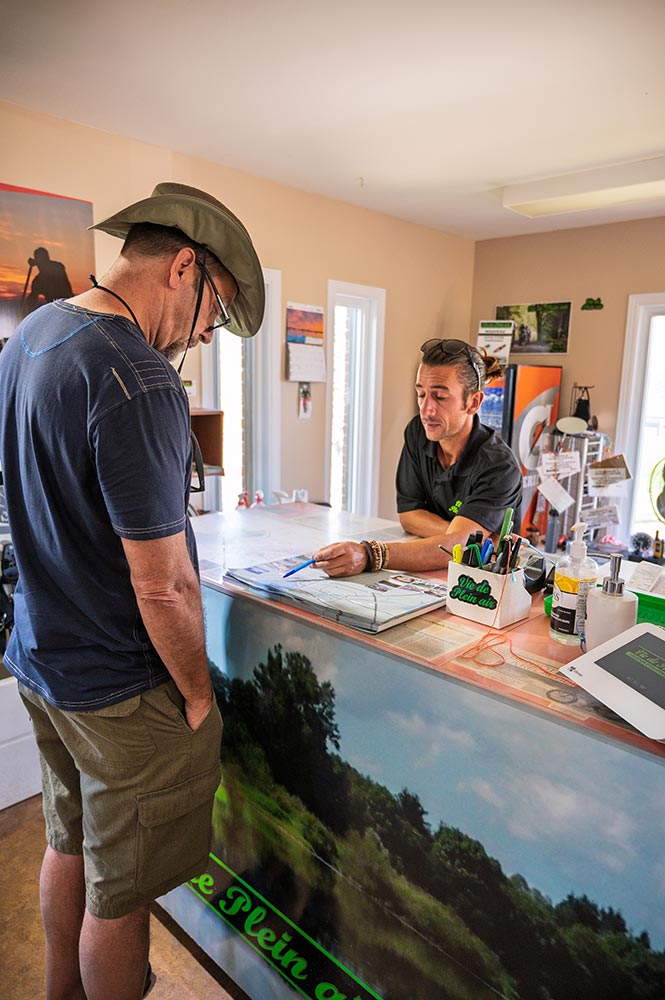 personne au comptoir de Vie de Plein air