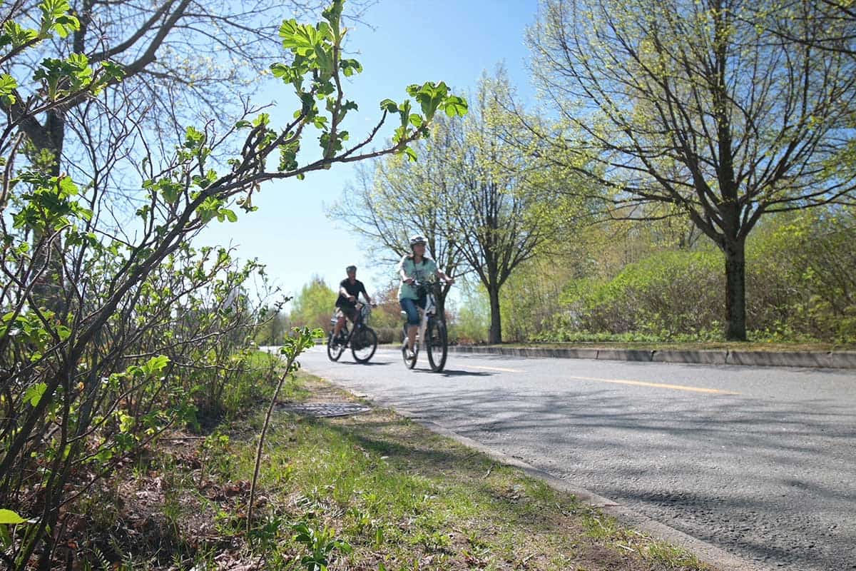 2 personnes en vélo