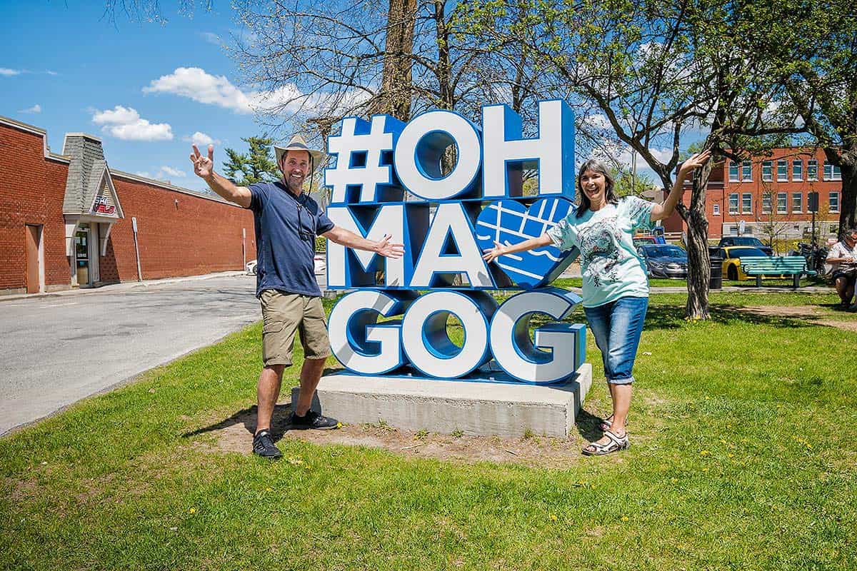 2 personnes posent pour le spot instagram #OhMaGog