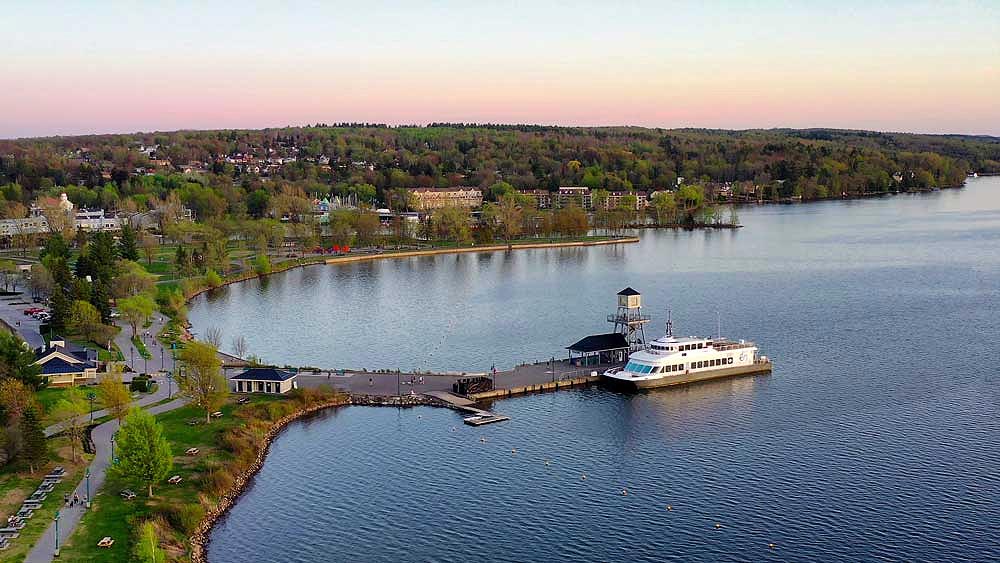 Vue aérienne lac Memphrémagog, croisière le Grand Cru