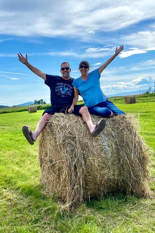 Anne & Eric sur balle de foin