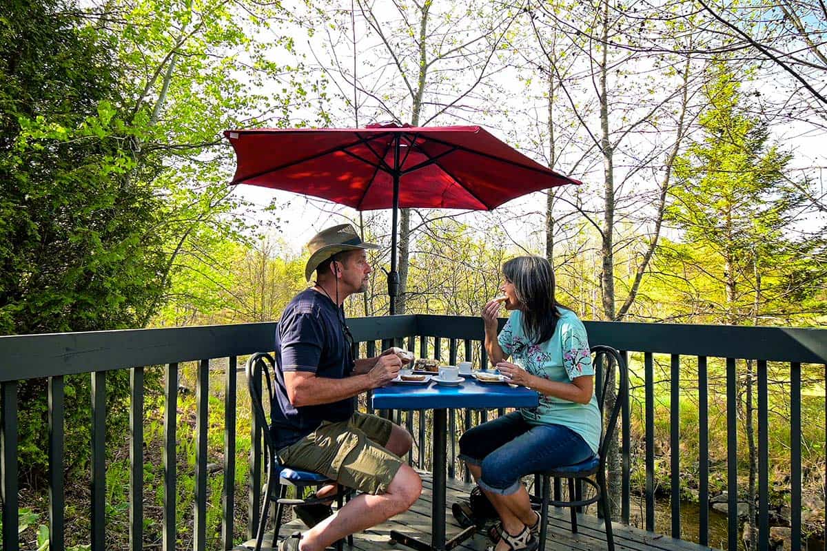 couple mangeant sur une terrasse