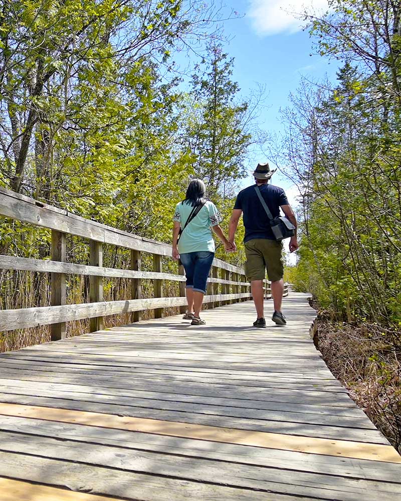 couple marchant sur sentier en bois, Magog