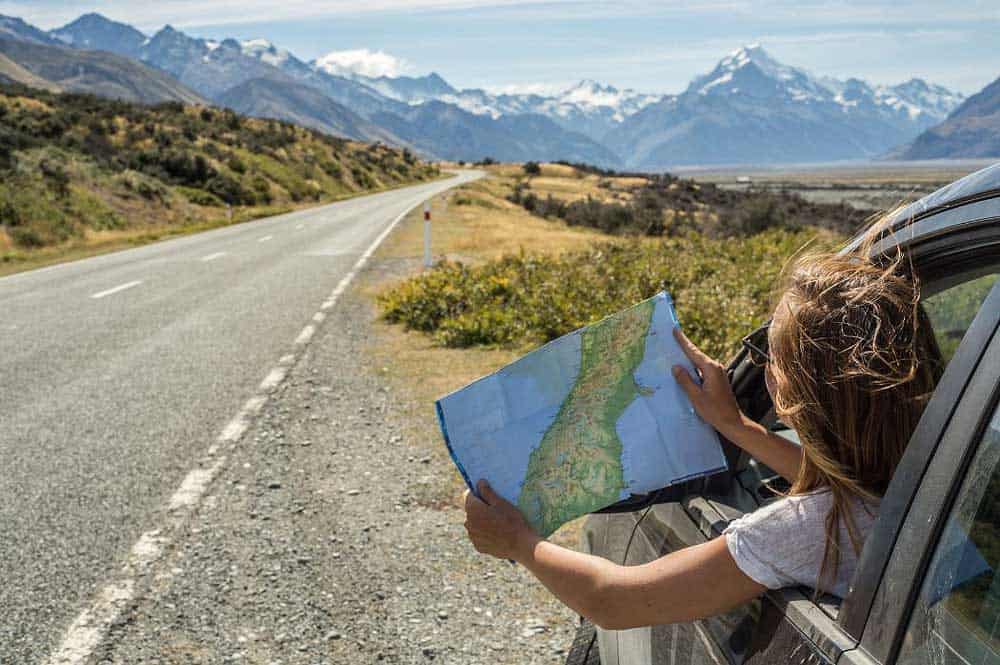 road trip avec une carte en papier