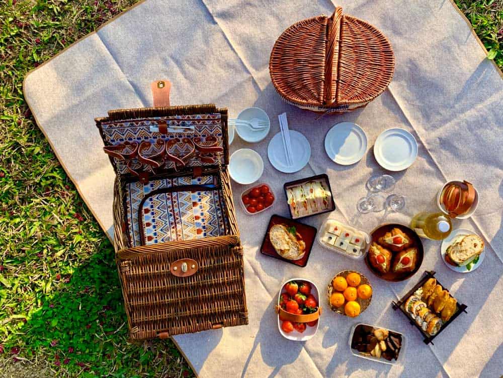 Panier de pique-nique avec divers plats savoureux.