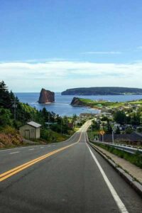 Vue du Rocher Percé via la route 132 en Gaspésie