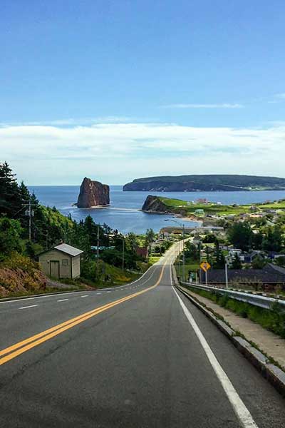 Vue du Rocher Percé via la route 132 en Gaspésie
