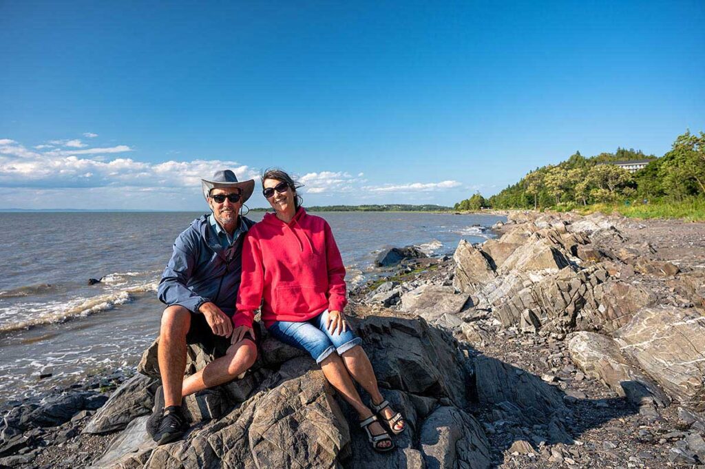 Anne et Eric assis sur un rocher dans le parc de la Pointe, Rivière-du-Loup