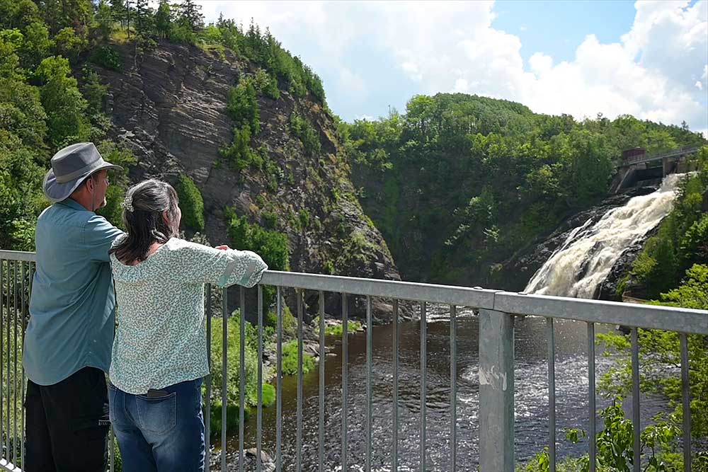 Anne et Eric devant la chute au parc des Chutes, Rivière-du-Loup