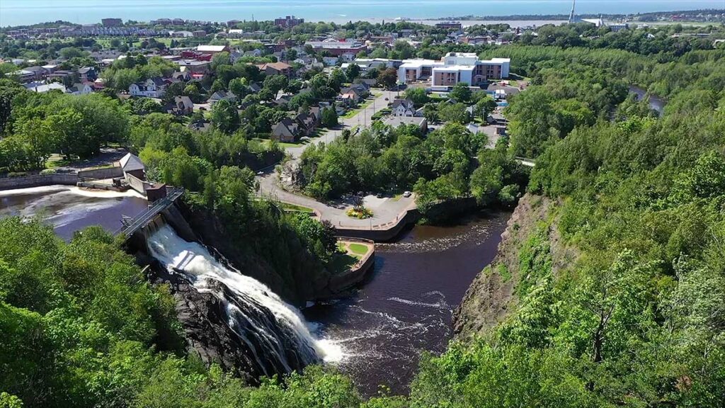 Vue aérienne des chutes au parc des Chutes, Rivière-du-Loup