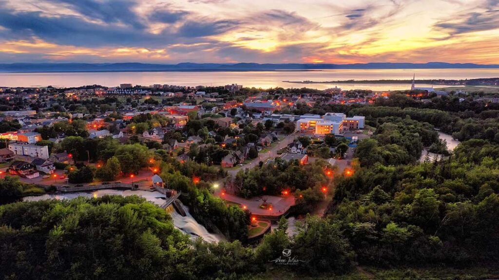 Vue aérienne de Rivière-du-Loup au coucher de soleil