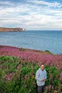 Eric dans un champ de fleurs rose, Percé, Gaspésie